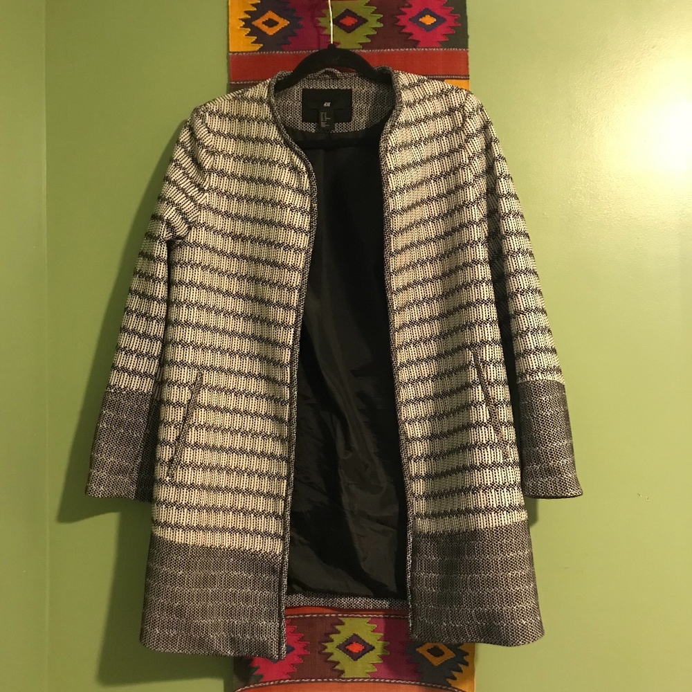 H&M black & white buttonless blazer sz. US 10